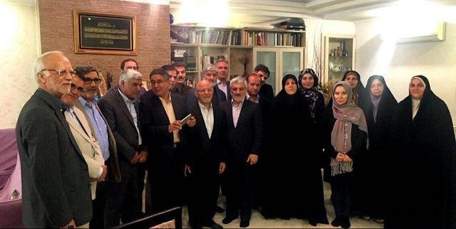 دیدار جمعی از نمایندگان با دختران راس فتنه! + عکس دیدار جمعی از نمایندگان با دختران راس فتنه! + عکس
