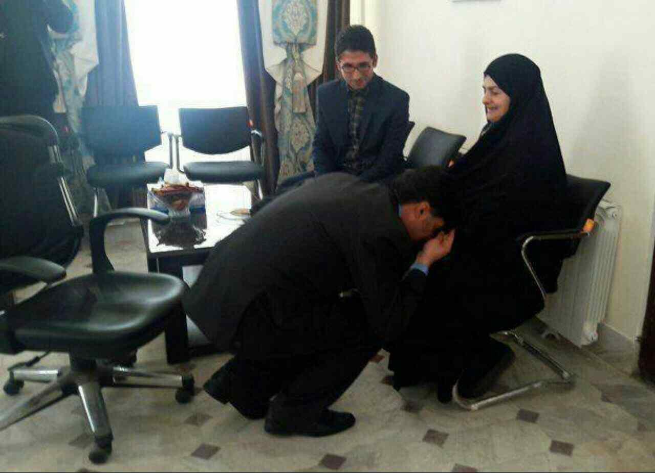 بوسه شهردار بر چادر یک مادر سبزی فروش + عکس