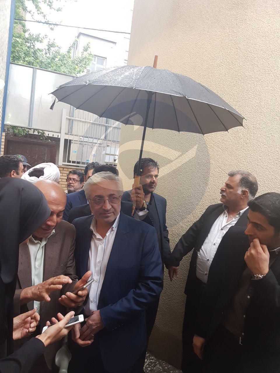 چند میگیری، بالای سر شهردار چند میگیری، بالای سر شهردار