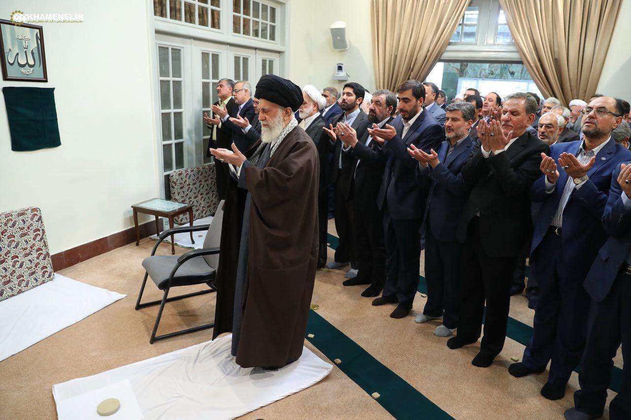 اقامه نماز جماعت مسئولان به امامت رهبر انقلاب + عکس