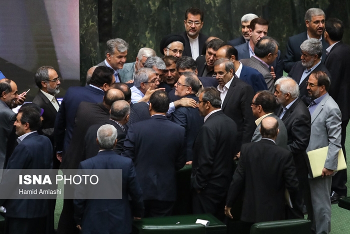 تنش در مجلس هنگام سخنرانی رئیس کل بانک مرکزی تنش در مجلس هنگام سخنرانی رئیس کل بانک مرکزی