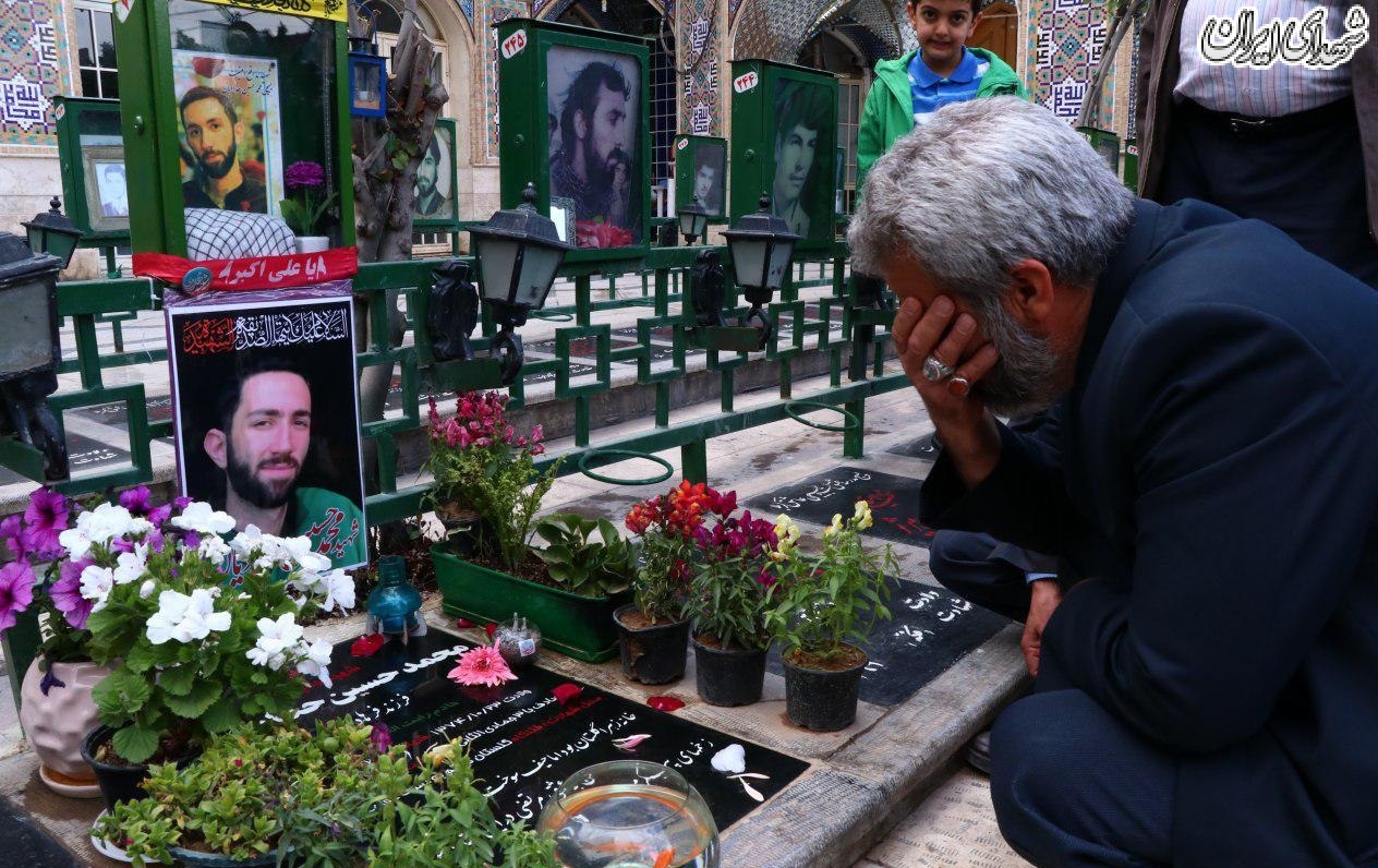 عکس/ حضور پدر شهید حججی بر سر مزار شهید حدادیان