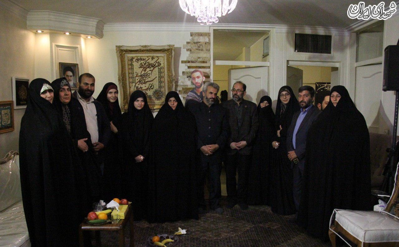 عکس/ حضور پدر شهید حججی بر سر مزار شهید حدادیان
