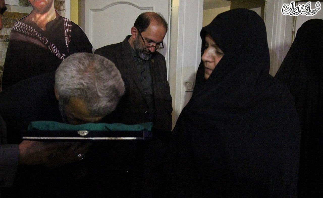 عکس/ حضور پدر شهید حججی بر سر مزار شهید حدادیان
