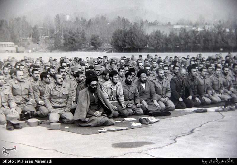 رهبر انقلاب در جمع اعضای پادگان01 ارتش + عکس رهبر انقلاب در جمع اعضای پادگان01 ارتش + عکس