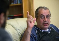 نظريه پردازان جبهه اصلاحات، با طرح نظرات غير قانونى، مى خواهند از قانون اساسى عبور كنند نظريه پردازان جبهه اصلاحات، با طرح نظرات غير قانونى، مى خواهند از قانون اساسى عبور كنند