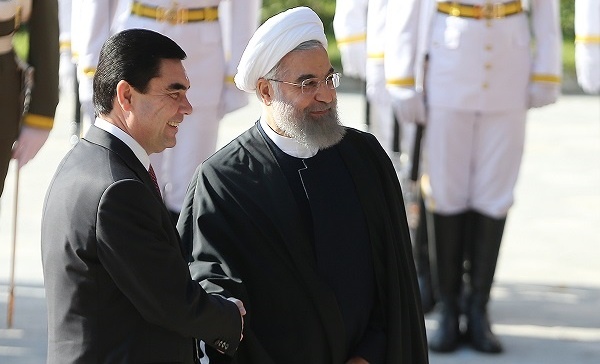 رئیسجمهور ترکمنستان از روحانی استقبال کرد + عکس رئیسجمهور ترکمنستان از روحانی استقبال کرد + عکس