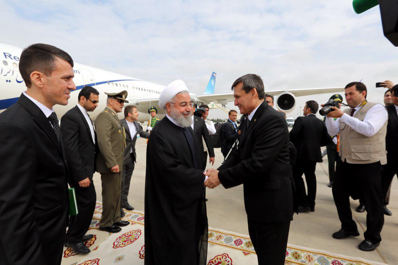 رئیسجمهور ترکمنستان از روحانی استقبال کرد + عکس رئیسجمهور ترکمنستان از روحانی استقبال کرد + عکس