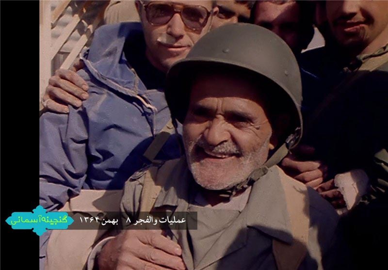 عکس دو نفره با حاج همت، برگه تردد شهید امینیفر عکس دو نفره با حاج همت، برگه تردد شهید امینیفر