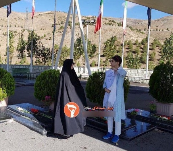 «کشف حجاب» در جوار مزار شهدا! + عکس/ حمله منافقانه به قبور شهدا «کشف حجاب» در جوار مزار شهدا! + عکس/ حمله منافقانه به قبور شهدا