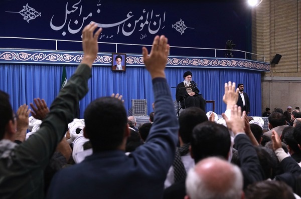 امام خامنهای: برخی سران آمریکا احمقهای درجه یکی هستند/ مقابل یاوهگویی آنها شجاعت داشته باشید امام خامنهای: برخی سران آمریکا احمقهای درجه یکی هستند/ مقابل یاوهگویی آنها شجاعت داشته باشید