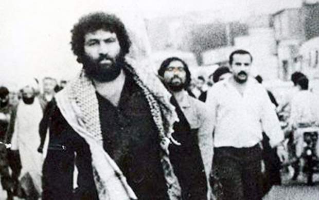 شهیدی که برای زنی در کافه خانه خریدبه گزارش جهان نيوز،شاهرخ ضرغام معروف به «حرّ انقلاب» یکی از فرماندهان جنگ ایران و عراق است که در شهر آبادان به شهادت رسید. او که سابقه دعوت به اردوی تیم ملی کشتی فرنگی را نیز داشت، پیش از انقلاب به جاهل مآبی و لات گری معروف بود و در چند مسابقهٔ کشوری کشتی مقام آورد.پیش از انقلاب ساواک از او و چند لات دیگر خواسته بود در سرکوب مردم شرکت کنند اما پس از انقلاب تغییر رویه داد و در جنگ شهید شد. از وی به عنوان «حرّ انقلاب» نام برده میشود.آنچه از او به عنوان خاطره توسط مهدی توکلی بیان شده است را میتوانید در ادامه گوش دهید. شهیدی که برای زنی در کافه خانه خریدبه گزارش جهان نيوز،شاهرخ ضرغام معروف به «حرّ انقلاب» یکی از فرماندهان جنگ ایران و عراق است که در شهر آبادان به شهادت رسید. او که سابقه دعوت به اردوی تیم ملی کشتی فرنگی را نیز داشت، پیش از انقلاب به جاهل مآبی و لات گری معروف بود و در چند مسابقهٔ کشوری کشتی مقام آورد.پیش از انقلاب ساواک از او و چند لات دیگر خواسته بود در سرکوب مردم شرکت کنند اما پس از انقلاب تغییر رویه داد و در جنگ شهید شد. از وی به عنوان «حرّ انقلاب» نام برده میشود.آنچه از او به عنوان خاطره توسط مهدی توکلی بیان شده است را میتوانید در ادامه گوش دهید.