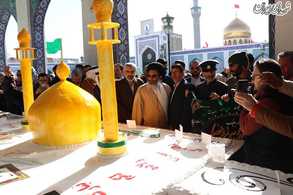 توزیع کیک ۷۰ متری در حرم حضرت زینب (س) +عکس توزیع کیک ۷۰ متری در حرم حضرت زینب (س) +عکس