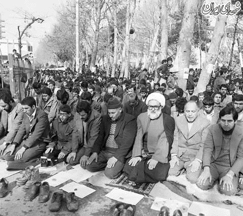 عکس/ نخستین نماز جمعه به امامت آیت الله خامنه ای