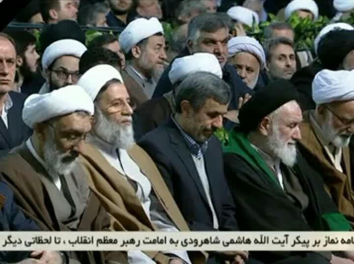 عکس/ احمدی‌نژاد در تشییع آیت‌الله شاهرودی