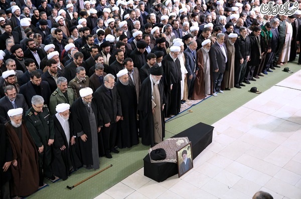 عکس/اقامه نماز برپیکر آیت الله شاهرودی به امامت امام خامنه ای