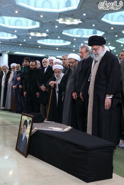 عکس/اقامه نماز برپیکر آیت الله شاهرودی به امامت امام خامنه ای