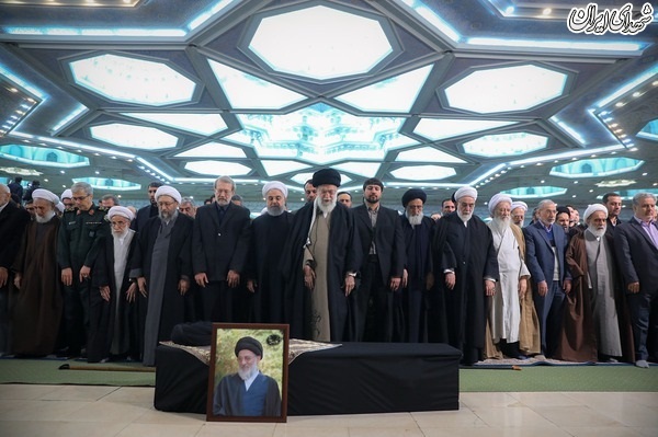 عکس/اقامه نماز برپیکر آیت الله شاهرودی به امامت امام خامنه ای