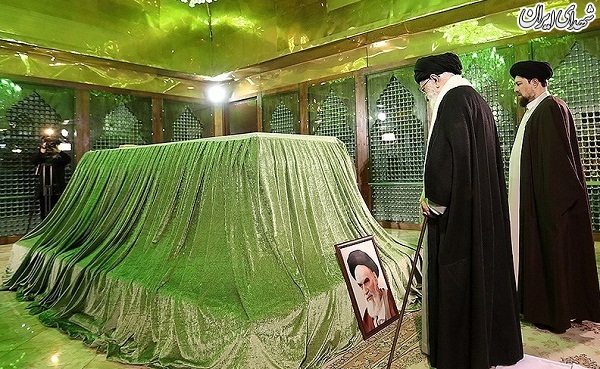 عکس/حضور امام خامنه ای در مرقد مطهر امام راحل و گلزار شهدای بهشت زهرا
