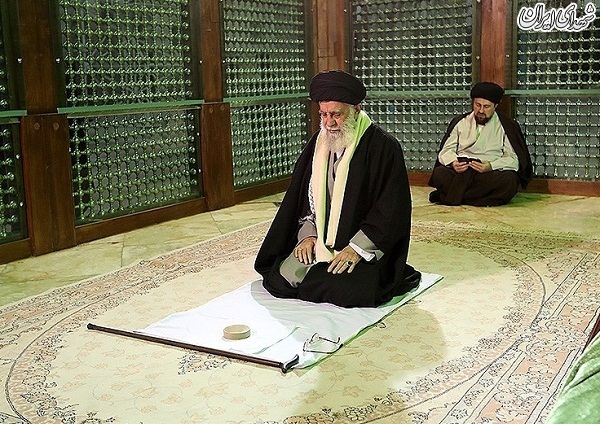 عکس/حضور امام خامنه ای در مرقد مطهر امام راحل و گلزار شهدای بهشت زهرا