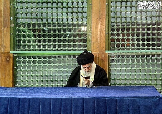 عکس/حضور امام خامنه ای در مرقد مطهر امام راحل و گلزار شهدای بهشت زهرا