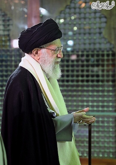 عکس/حضور امام خامنه ای در مرقد مطهر امام راحل و گلزار شهدای بهشت زهرا