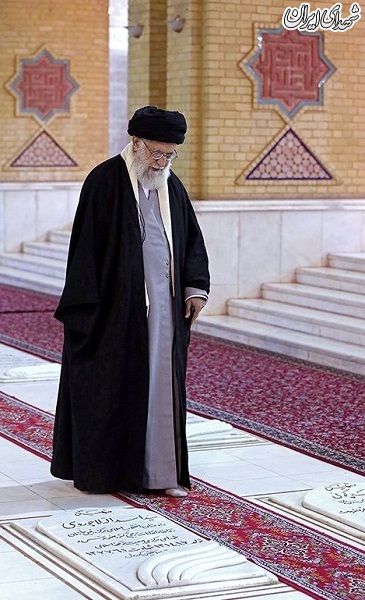 عکس/حضور امام خامنه ای در مرقد مطهر امام راحل و گلزار شهدای بهشت زهرا