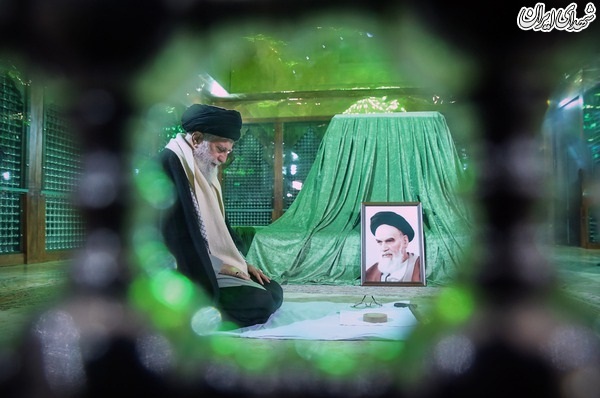 عکس/حضور امام خامنه ای در مرقد مطهر امام راحل و گلزار شهدای بهشت زهرا