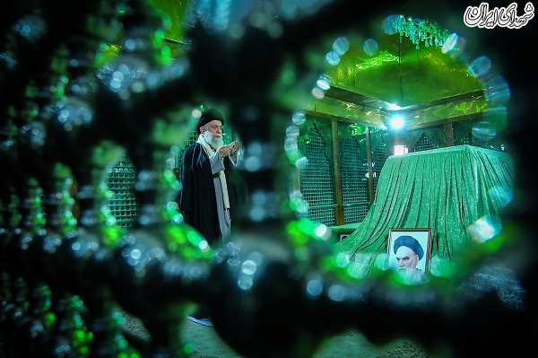 عکس/حضور امام خامنه ای در مرقد مطهر امام راحل و گلزار شهدای بهشت زهرا