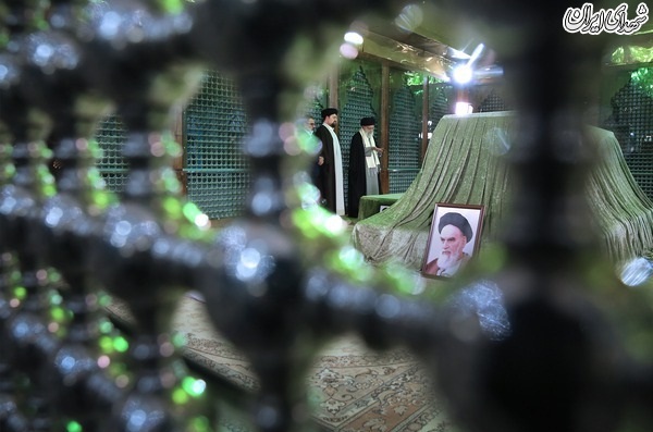 عکس/حضور امام خامنه ای در مرقد مطهر امام راحل و گلزار شهدای بهشت زهرا