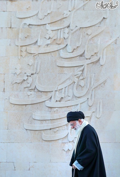 عکس/حضور امام خامنه ای در مرقد مطهر امام راحل و گلزار شهدای بهشت زهرا