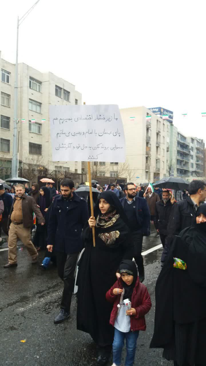 عکس/ پلاکارد متفاوت یک بانوی مقاوم