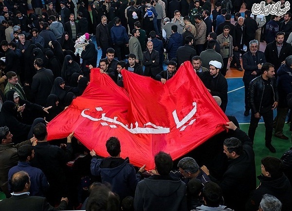 عکس/ وداع خانواده های شهدای حادثه تروریستی زاهدان