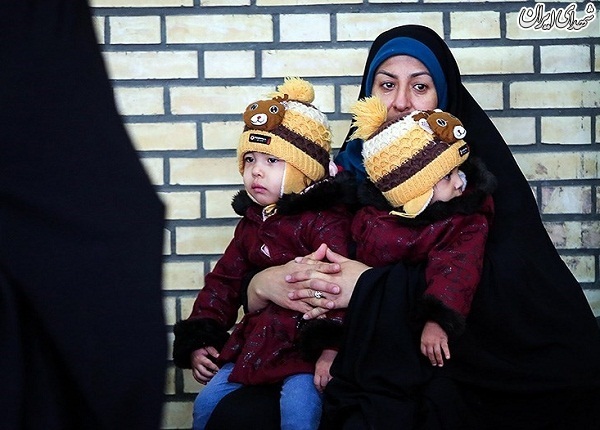 عکس/ وداع خانواده های شهدای حادثه تروریستی زاهدان