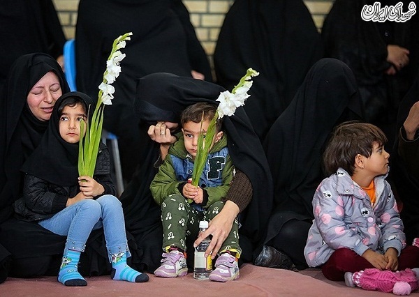 عکس/ وداع خانواده های شهدای حادثه تروریستی زاهدان