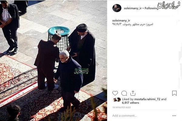 عکس/ حضور بدون تشریفات حاج‌قاسم در حرم رضوی