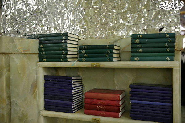 کتاب دعا با تصویر سلطان سکه در حرم امام رضا(ع) +تصاویر کتاب دعا با تصویر سلطان سکه در حرم امام رضا(ع) +تصاویر