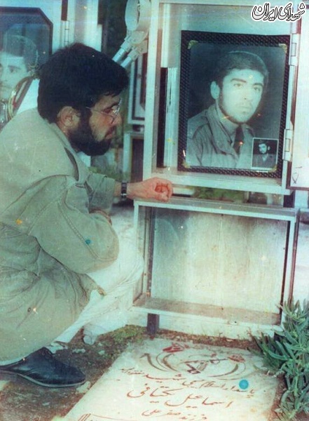 عکس/ شهیدی که بر سر مزار خودش نشست! عکس/ شهیدی که بر سر مزار خودش نشست!