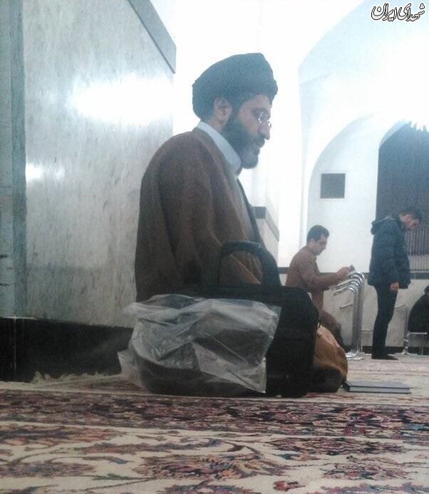 زیارت یواشکی فرزند رهبر انقلاب در حرم امام رضا (ع) +عکس
