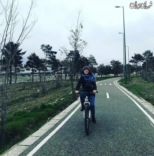 دوچرخه سواری بازیگر زن گرگ و میش