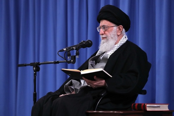 مکارم اخلاق را از خدا بدانید؛ ژن خوب اعتباری ندارد /امام خامنه‌ای: اینکه می‌گویند ژن یا ژنِ [خوب]! اعتباری ندارد/ گاهی اوقات پدر یک صفت خوبی دارد، پسر ندارد