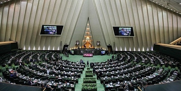 لاریجانی قانون بودجه۹۸ را به روحانی ابلاغ کرد لاریجانی قانون بودجه۹۸ را به روحانی ابلاغ کرد