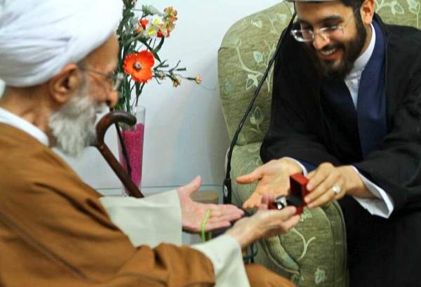 عکس/ هدیه سردار سلیمانی به آیت الله مصباح