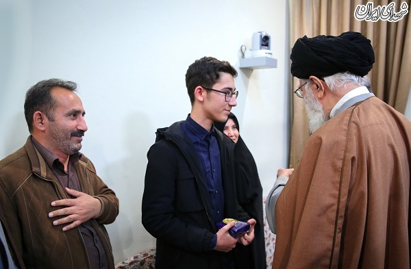 عکس/دیدار نوجوان شطرنج‌باز باامام خامنه ای