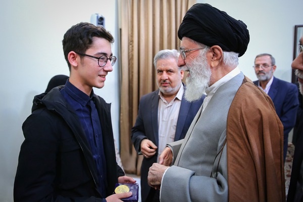 فیلم/دیدار آرین غلامی با رهبر انقلاب فیلم/دیدار آرین غلامی با رهبر انقلاب