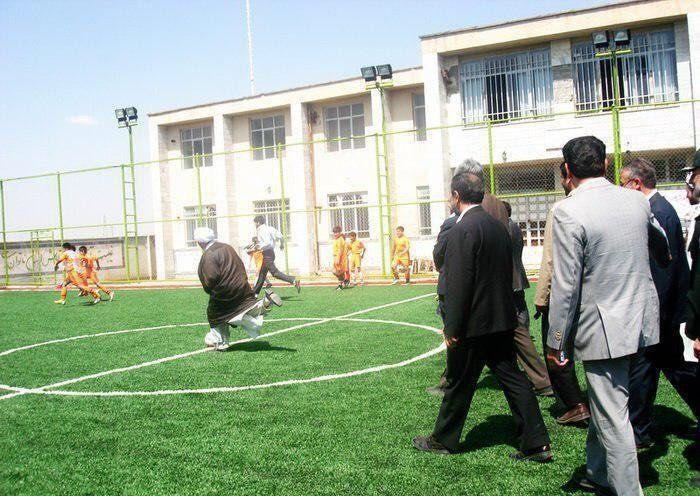 فوتبال بازی یک روحانی با 