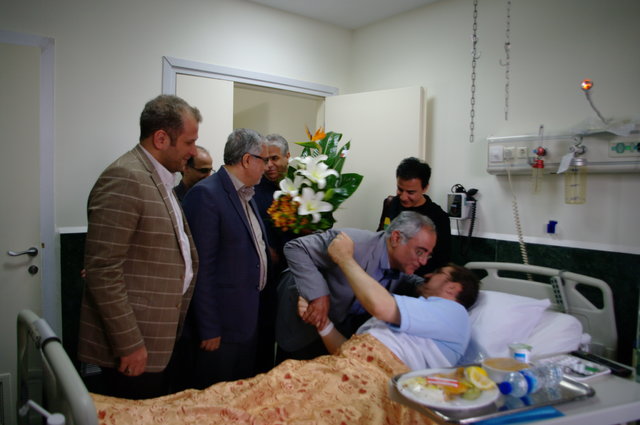 عیادت مدیران رادیو از مجری جانباز در بیمارستان + عکس عیادت مدیران رادیو از مجری جانباز در بیمارستان + عکس