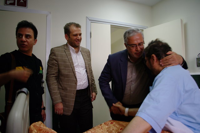 عیادت مدیران رادیو از مجری جانباز در بیمارستان + عکس عیادت مدیران رادیو از مجری جانباز در بیمارستان + عکس