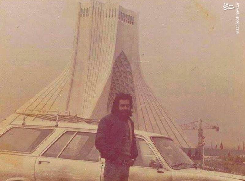 عکس یادگاری مرحوم خسرو شکیبایی با برج آزادی