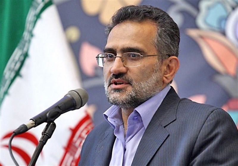 حسینی: احمدی نژاد خیال کرده تنها منجی کشور است
